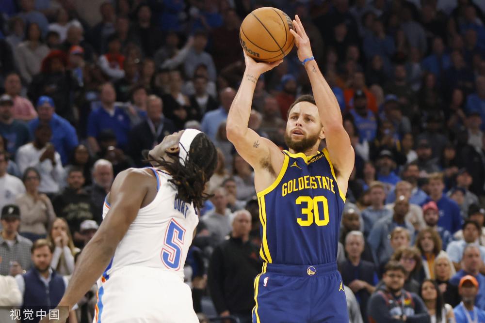 两人紧紧相 两人紧紧相